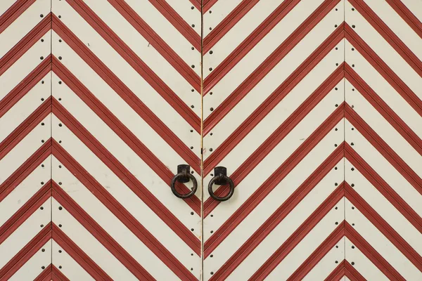 Porta de entrada para as listras vermelhas e brancas — Fotografia de Stock