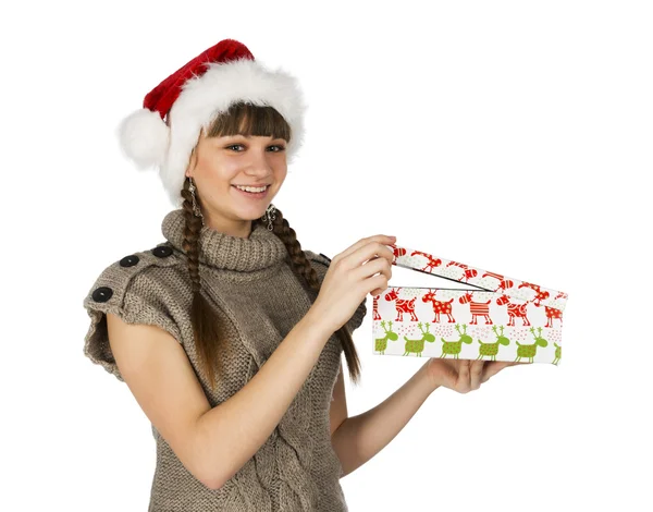 Улыбающаяся девушка в красных шапках Санты и подарок в руках на белом — стоковое фото
