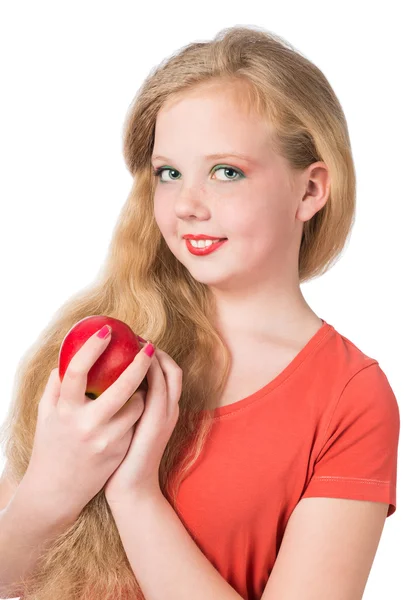 Attraktives Teenie-Mädchen im orangefarbenen T-Shirt mit einem roten Apfel — Stockfoto