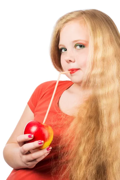 Atractiva chica adolescente en la camiseta naranja sosteniendo una manzana roja —  Fotos de Stock