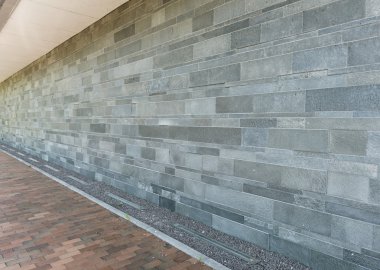 arka plan olarak döşeli zemin granit taş duvar