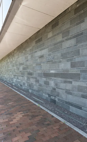 Ściany granitowych kamieni z betonowa podłoga jako tło — Zdjęcie stockowe
