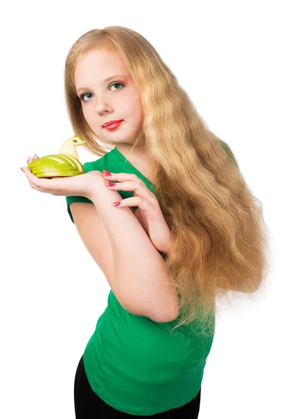 Atraktivní teen holka v zelené tričko drží řezbářských zelená ap — Stock fotografie