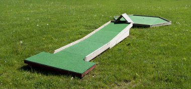 rekreasyon alanı içinde çocuklar için inşa edilmiş küçük golf sahası.
