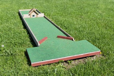 rekreasyon alanı içinde çocuklar için inşa edilmiş küçük golf sahası.