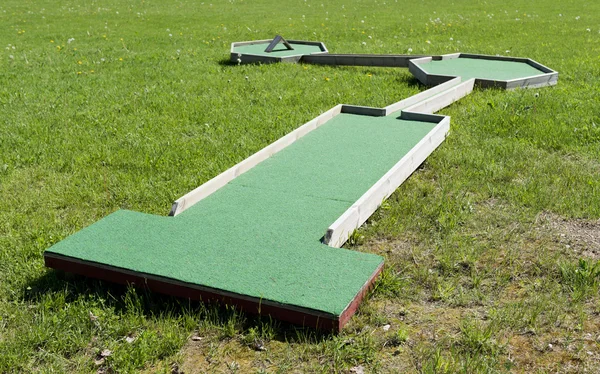 rekreasyon alanı içinde çocuklar için inşa edilmiş küçük golf sahası.