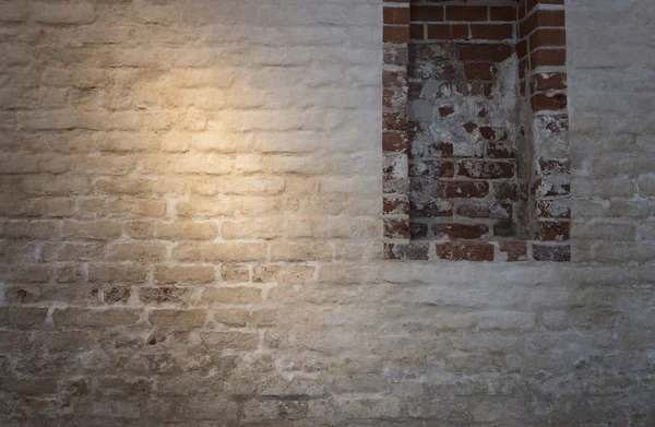 古い塗られたレンガ壁に光の光パッチ — ストック写真