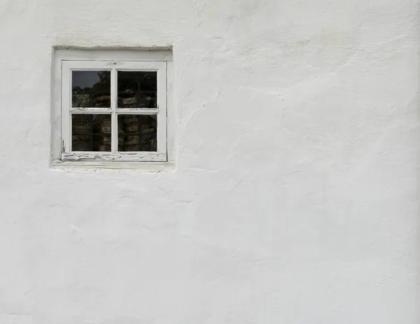 老白墙身涂一个小窗口 — 图库照片