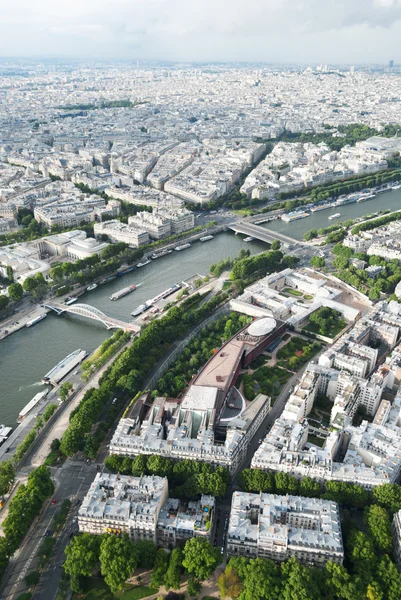 Vista desde la Torre Eiffel a París y el río Sena y Bri — Foto de Stock