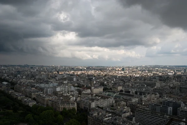 Vista da Torre Eiffel para Paris em uma tempestade de trovão — Fotografia de Stock