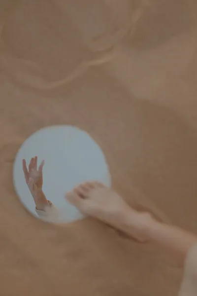 าตาลสาวสวยในเส เบจ โพสก บกระจกท ชายหาดทราย — ภาพถ่ายสต็อก