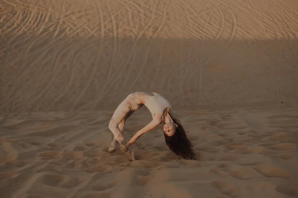 าตาลสาวสวยในเส เบจ โพสท ชายหาดทราย าสนใจเต าอย างม ความส โพสก นหล — ภาพถ่ายสต็อก