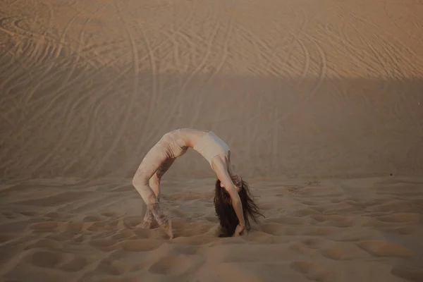 าตาลสาวสวยในเส เบจ โพสท ชายหาดทราย าสนใจเต าอย างม ความส โพสก นหล — ภาพถ่ายสต็อก