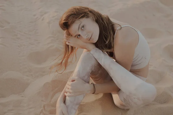 Hermosa Joven Morena Ropa Beige Posando Playa Arena Mujer Atractiva — Foto de Stock