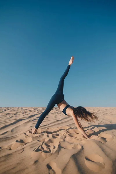 Junge Schöne Brünette Schwarzen Kleidern Posiert Sandstrand Attraktive Frau Tanzt Stockfoto