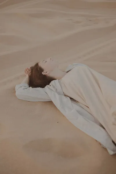 Mooie Jonge Brunette Beige Kleding Liggend Aan Zandstrand Rechtenvrije Stockfoto's