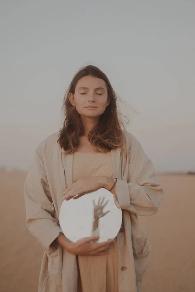 Bella Giovane Bruna Abiti Beige Posa Con Specchio Sulla Spiaggia Fotografia Stock