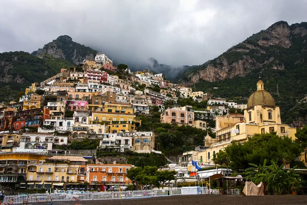 Vista de Positano, Itália da praia — Fotografia de Stock