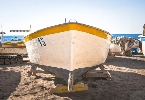 Huvudet på syn på lone fiskebåt — Stockfoto