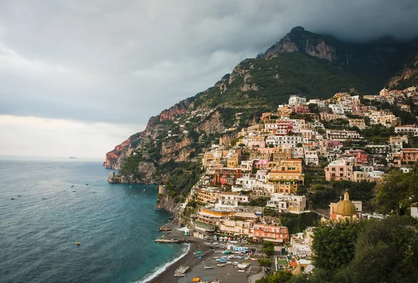 Pohled positano pláže s bouřkovými mraky — Stock fotografie