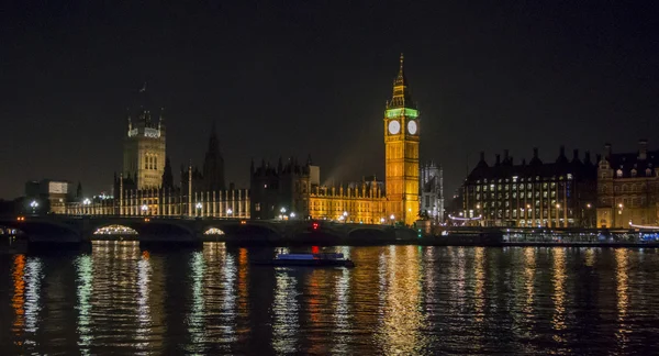 Westminster skyline in de nacht — Stockfoto