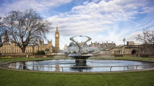 Fontana d'acqua e Big Ben — Foto Stock