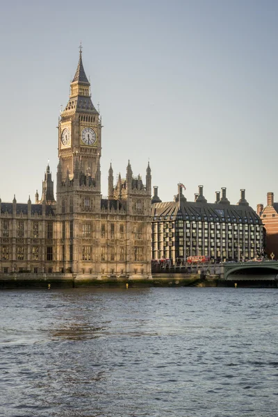 Big ben en valhek huis — Stok fotoğraf