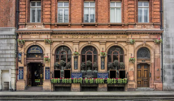 bir İngiliz pub'ın dış görünümünü