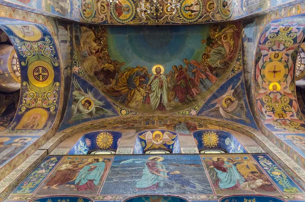 Insidan av kyrkan av Frälsaren av utspillt blod i st. pet — Stockfoto