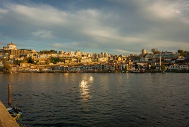 Ribeira, Porto, Portekiz 'den Douro ve Vila Nova de Giai nehri manzarası