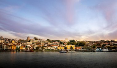 Porto 'dan Douro Nehri' nin karşısına, gün batımında Portekiz, Vila Nova de Gaia 'ya doğru bakın.