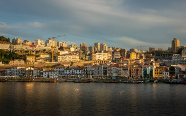 Ribeira, Porto, Portekiz 'den Douro ve Vila Nova de Giai nehri manzarası