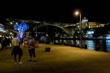 Douro Nehri ve rıhtımın gece manzarası, Porto, Portekiz