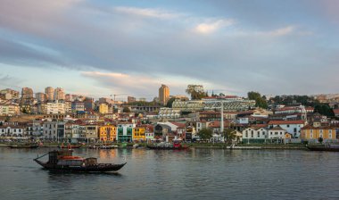 Ribeira, Porto, Portekiz 'den Douro ve Vila Nova de Giai nehri manzarası