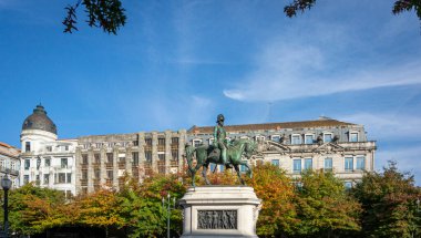 Portekiz 'in Porto kentindeki Liberdade Meydanı' nda Kral IV. Pedro 'nun anıtı.