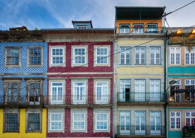 Portekiz 'in Porto kentindeki antik binaların ön cephesi.