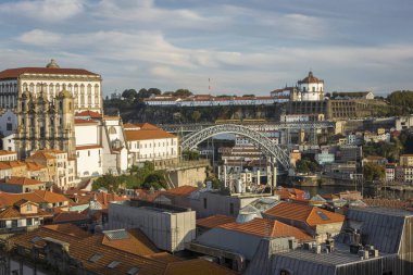 Porto şehri ve Pont Luiz köprüsü manzarası, Portekiz 'in antik kiremitli çatıları arasında