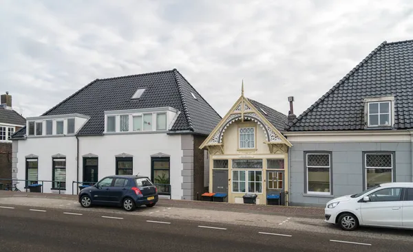 オランダのアブラスダムにある2つのモダンな家の間に古い家 — ストック写真