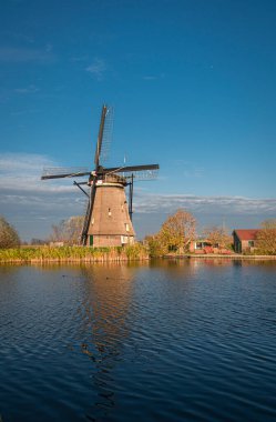 Hollanda, Kinderdijk 'te kanalın kenarında antik yel değirmeni