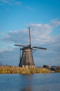 Hollanda, Kinderdijk 'te kanalın kenarında antik yel değirmeni