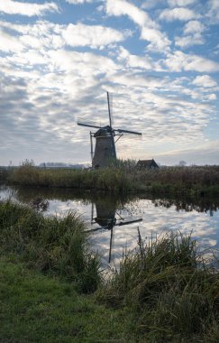 Hollanda Kinderdijk 'te antik yel değirmeni ve yansıması
