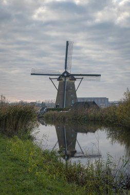 Hollanda Kinderdijk 'te antik yel değirmeni ve yansıması