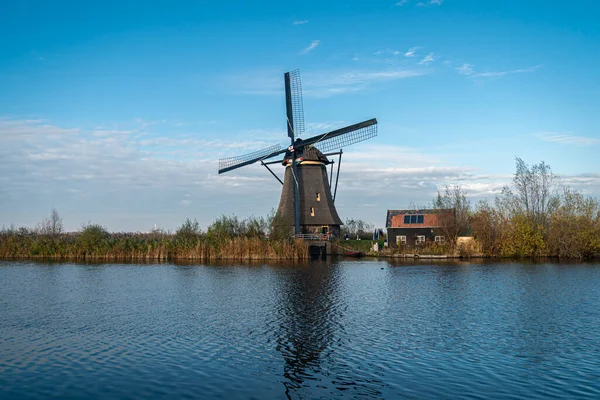 Ősi Szélmalom Csatorna Szélén Kinderdijk Hollandia — Stock Fotó