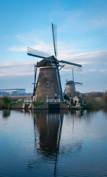 荷兰Kinderdijk运河边的古老风车 — 图库照片