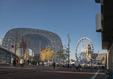 Hollanda Rotterdam 'daki Pazar Salonu ve kasaba meydanı
