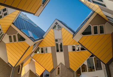 Hollanda, Rotterdam 'daki Kubuswoningen ya da Küp evleri. Mimar Piet Blom tarafından tasarlanan yenilikçi evler.