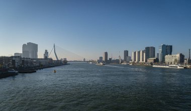 Hollanda 'nın Rotterdam kentindeki Nieuse Maas nehrinin manzarası