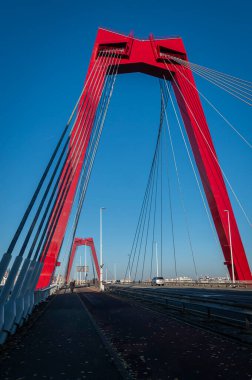 Hollanda 'nın Rotterdam kentindeki Willemsbrug köprüsünün manzarası
