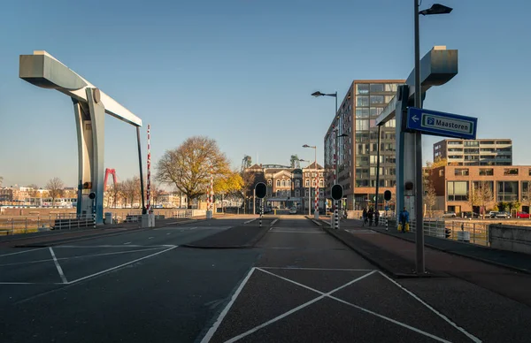 Προβολή Δρόμου Μιας Από Τις Πολλές Γέφυρες Στο Ρότερνταμ Κάτω — Φωτογραφία Αρχείου