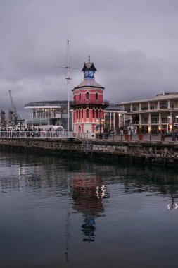 Cape Town, Güney Afrika, Ağustos 2018 Victoria Saat Kulesi ve alacakaranlıkta Alfred Waterfront, Cape Town, Güney Afrika